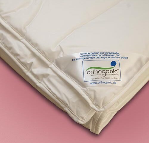 Weiße Orthoganic Sechzig Grad Faserbettdecke glatt ausgebreitet auf Bett