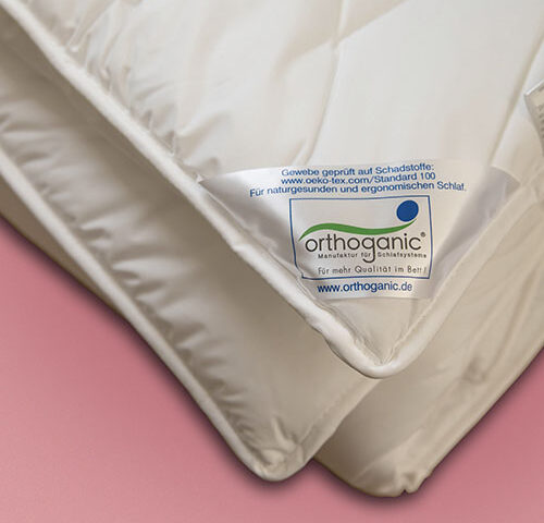 Weiße Orthoganic Sechzig Grad Faserbettdecke glatt ausgebreitet auf Bett