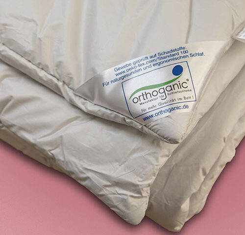 Weiße Othoganic Klimagipfel Bettdecke glatt ausgebreitet auf Bett