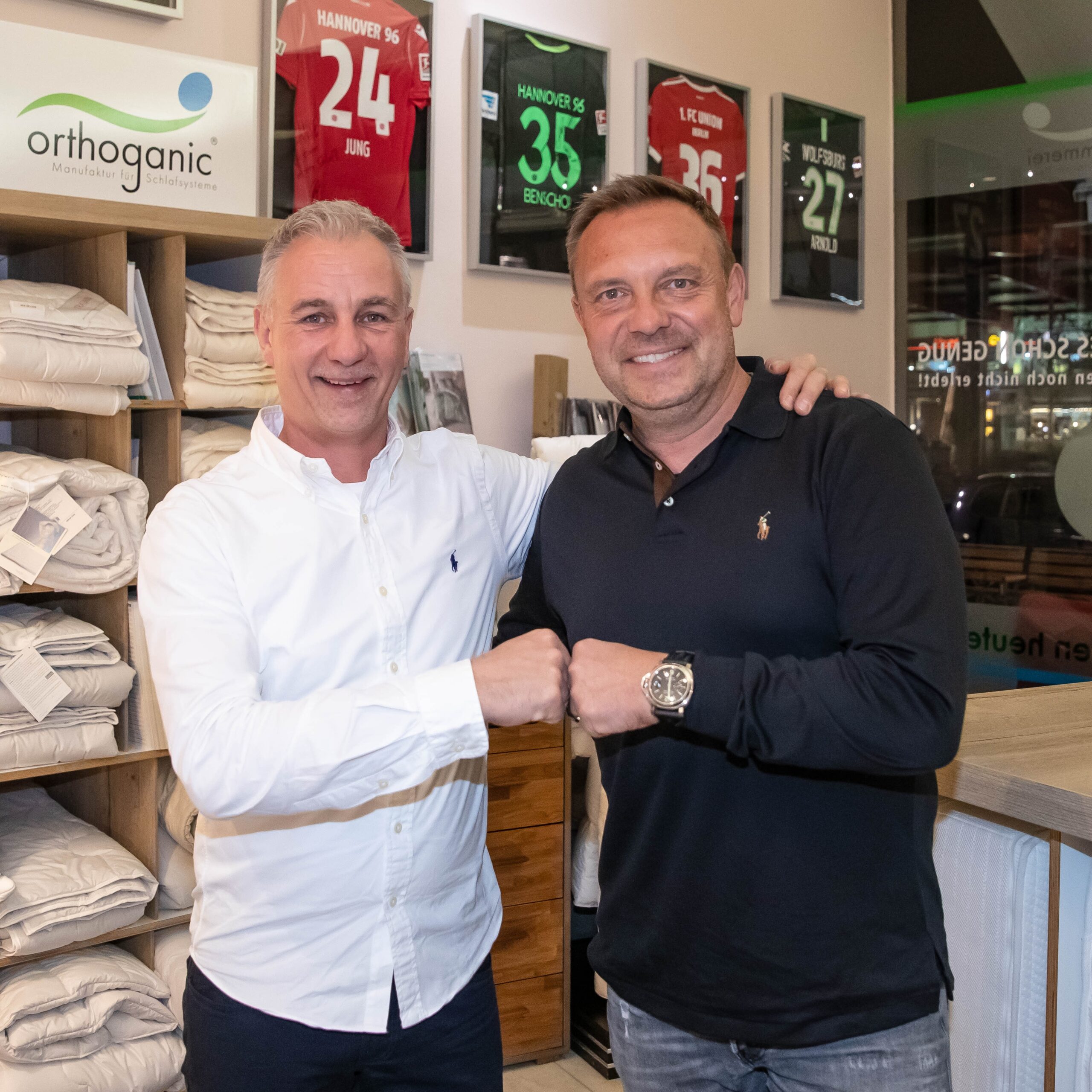 André Breitenreiter mit Heiko Hügel in der schlafzimmerei Hannover