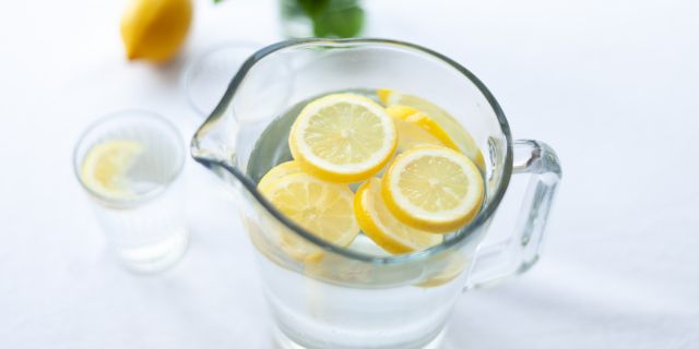 Zitronenwasser in Karaffe
