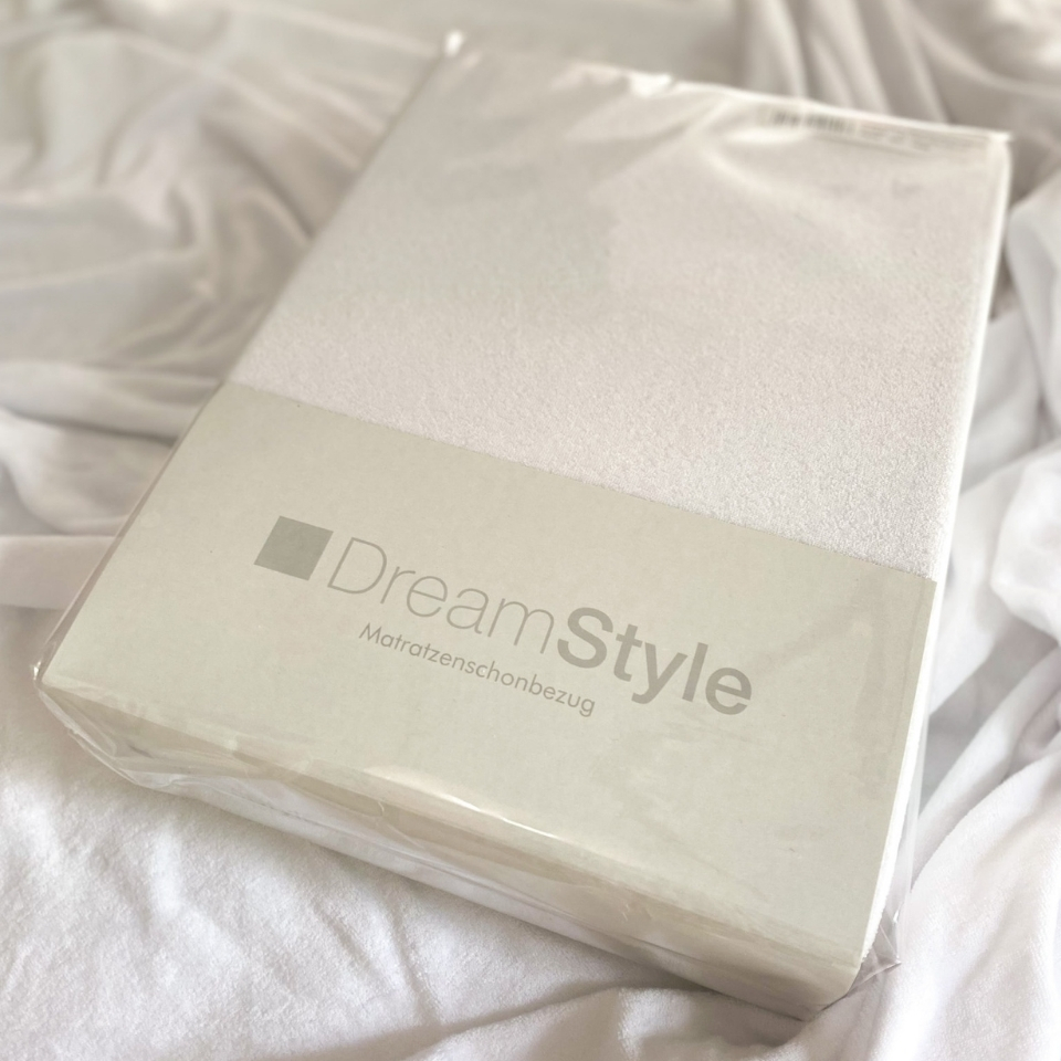 DreamStyle Matratzenschonbezug neuverpackt in Verpackung auf Bett mit Matratzenschoner