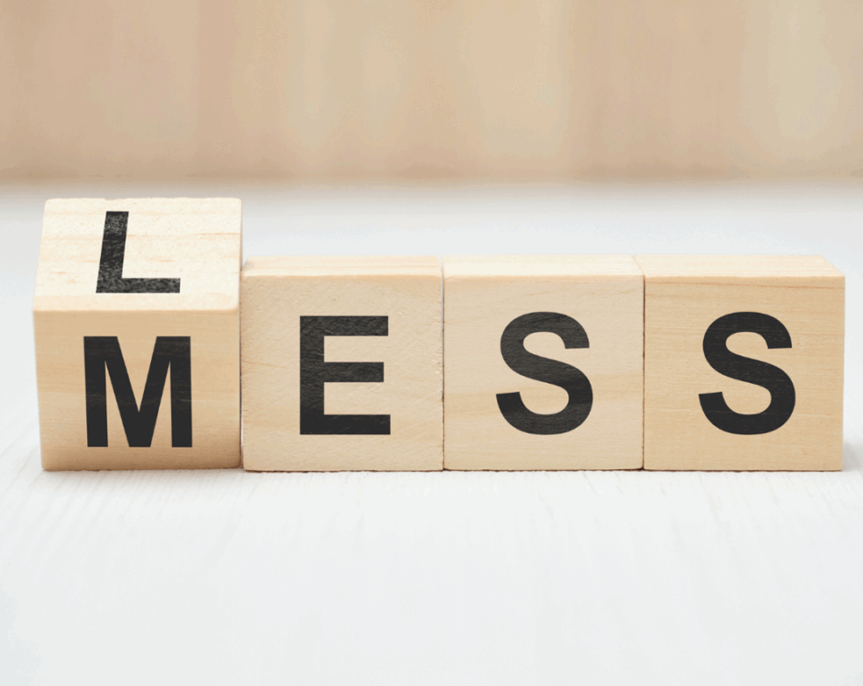 Buchstaben Less Mess auf Holzwürfeln