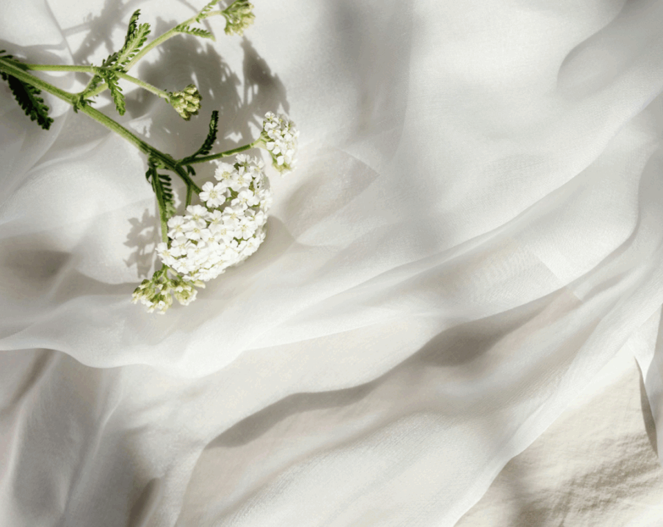 Minimalismus im Schlafzimmer: Stoff mit Blume darauf