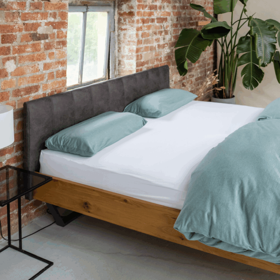 Schlafzimmer mit Bett und Milbenallergie geeigneten Produkten