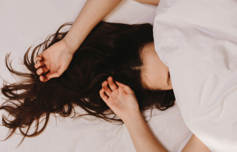 Frau mit Decke über Gesicht