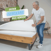 Heiko der einen Topper auf einem Bett wendet
