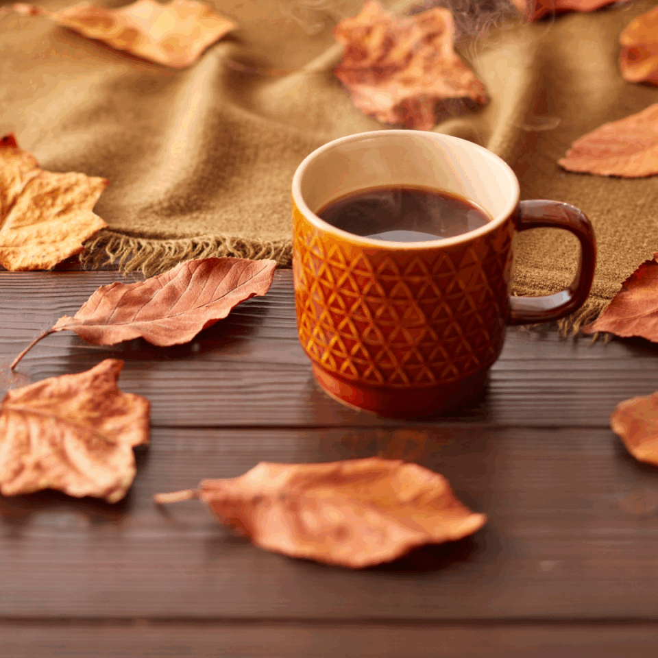 Kaffeetasse mit Herbstblättern